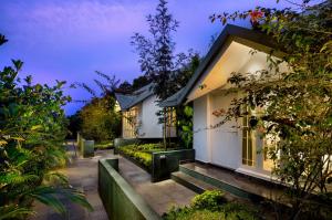 ein Haus mit einem Weg zum Vorgarten in der Unterkunft Munnar Tea Hills Resort - MTHR in Munnar