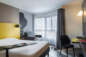 Rúm í herbergi á Ibis Styles Nice Centre Port