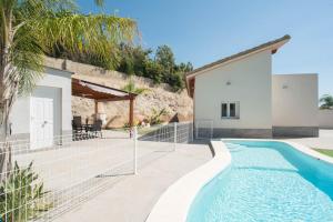 une villa avec une piscine et une maison dans l'établissement Las Casitas De Noah, à Montserrat