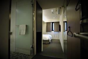 Postel nebo postele na pokoji v ubytování 泊居旅店二館 Oursinn Hotel 2