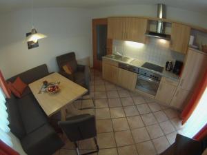 einen Blick über eine Küche mit einem Tisch und Stühlen in der Unterkunft Appartement Millennium in Bad Gastein