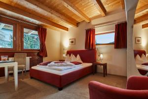 Postel nebo postele na pokoji v ubytování Dolomit Boutique Hotel