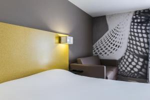 Rúm í herbergi á Ibis Styles Nice Centre Port