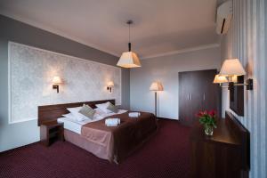 Posteľ alebo postele v izbe v ubytovaní Jasek Premium Hotel Wrocław