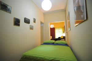 Postel nebo postele na pokoji v ubytování Renovated cozy apartment near to Acropolis
