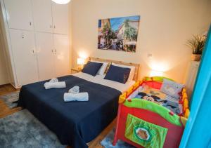 Postel nebo postele na pokoji v ubytování Renovated cozy apartment near to Acropolis
