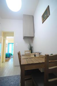 Posezení v ubytování Renovated cozy apartment near to Acropolis