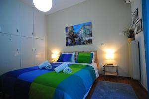 Postel nebo postele na pokoji v ubytování Renovated cozy apartment near to Acropolis