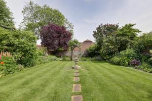 un jardín con un camino de piedra en el césped en Porch House, en Northallerton