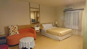 羅浮里的住宿－隱峇里山莊，配有一张床和一把椅子的酒店客房