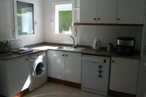 A kitchen or kitchenette at Eagle 2