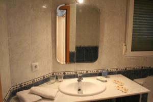 A bathroom at Eagle 2