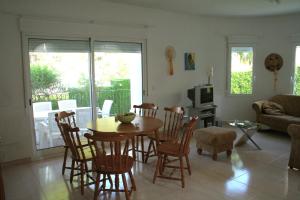 A seating area at Eagle 2