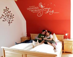 A bed or beds in a room at Hopfenhof