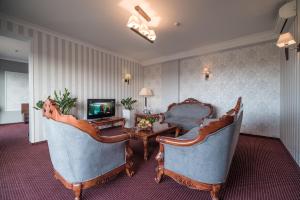 Televízia a/alebo spoločenská miestnosť v ubytovaní Jasek Premium Hotel Wrocław