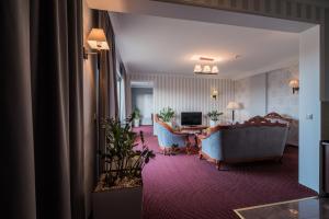 Televízia a/alebo spoločenská miestnosť v ubytovaní Jasek Premium Hotel Wrocław