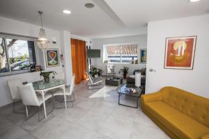 ein Wohnzimmer mit einem Sofa und einem Tisch in der Unterkunft Villa Carabeo San Salvador Nerja in Nerja