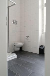 ein Bad mit einem WC und einer Dusche in der Unterkunft Appartement am Schloss in Gießen