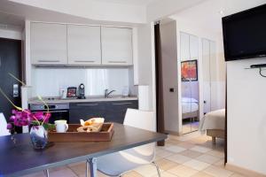 cocina y sala de estar con mesa en una habitación en Résidence Villa d'Elsa en Juan-les-Pins