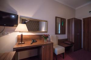 Televízia a/alebo spoločenská miestnosť v ubytovaní Jasek Premium Hotel Wrocław