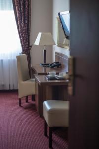 Televízia a/alebo spoločenská miestnosť v ubytovaní Jasek Premium Hotel Wrocław