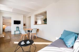 A television and/or entertainment centre at Violeta Boutique