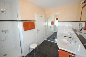 a bathroom with a sink and a shower and a toilet at Ferienweingut Port in Bernkastel-Kues