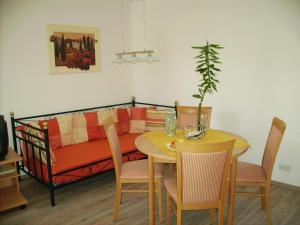 uma sala de estar com uma mesa e um sofá em Ferienweingut Port em Bernkastel-Kues