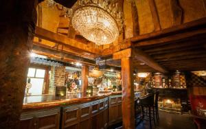 Saló o bar de Crazy Bear Stadhampton