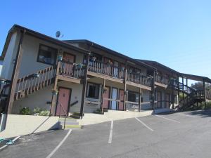 un edificio con balcones junto a un aparcamiento en Monterey Fairgrounds Inn en Monterey