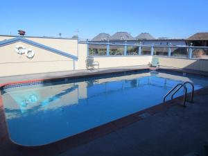 Piscina a Monterey Fairgrounds Inn o a prop