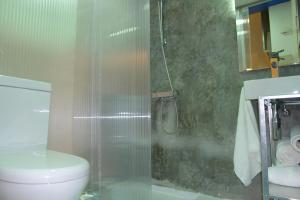 マラガにあるGuadiaroのバスルーム(シャワー、トイレ、洗面台付)