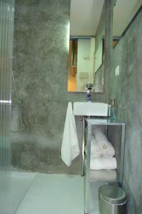 マラガにあるGuadiaroのバスルーム(シンク、鏡、タオル付)