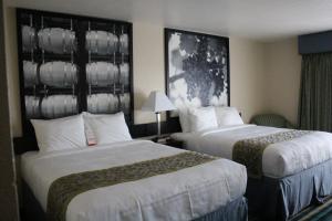 Łóżko lub łóżka w pokoju w obiekcie Super 8 by Wyndham Vallejo/Napa Valley