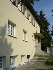 un edificio amarillo con escaleras y ventanas. en Weimar-Appartement en Weimar