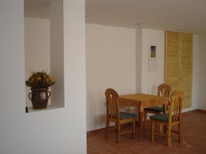 ein Esszimmer mit einem Tisch, Stühlen und einer Pflanze in der Unterkunft Weimar-Appartement in Weimar