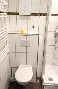 Baño blanco con aseo y lavamanos en Harzperle, en Altenau