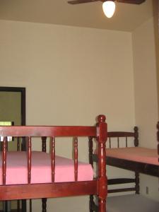 سرير بطابقين أو أسرّة بطابقين في غرفة في Casa Amarela Grande Ferrugem