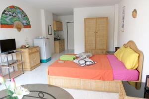 a bedroom with a bed and a kitchen at View Talay 1B Holidays in Pattaya South