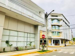 un panneau d'arrêt devant un bâtiment dans l'établissement Cumbaza Hotel & Convenciones, à Tarapoto