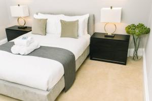 Postel nebo postele na pokoji v ubytování JOIVY Palmerston Place Residence - Luxury City Centre Apt with Private Parking