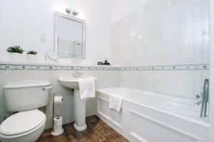 Баня в ALTIDO Palmerston Place Residence - Luxury City Centre Apt with Private Parking