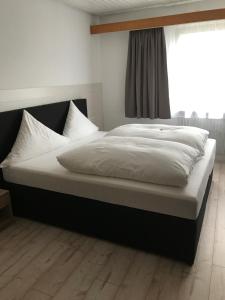 Llit o llits en una habitació de Hotel Restaurant Landhaus Köhle