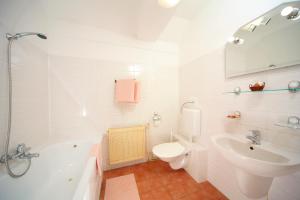 イレムニツェにあるRestaurace a penzion Jilmの白いバスルーム(洗面台、トイレ付)