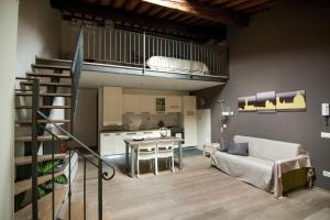 un salon avec un canapé et une mezzanine dans l'établissement Sweet Home In Santa Croce, à Florence