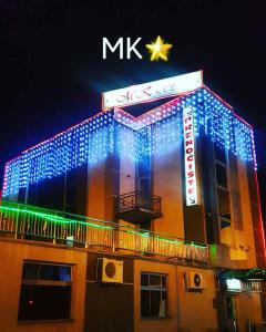 Un edificio coperto di luci natalizie con una stella sopra. di Guest House MK Star a Belgrado