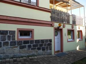 un edificio con puerta y pared de ladrillo en Pension Lada en Karlovy Vary