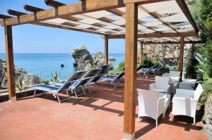 チェトラーロにあるGrand Hotel San Micheleの海の景色を望むパティオ(椅子付)