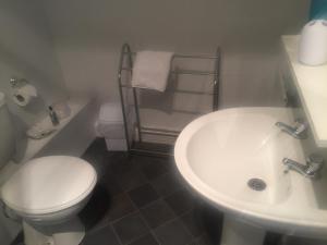 uma casa de banho com um WC branco e um lavatório. em Seacrest Guest House Room Only em Whitby