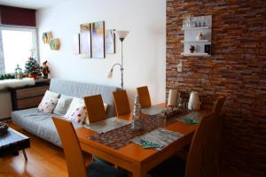 jadalnia ze stołem i kanapą w obiekcie Barbi Exclusive Apartment w mieście Bad Mitterndorf